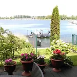 לינה וארוחת בוקר Dennis *