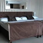 לינה וארוחת בוקר Dennis *