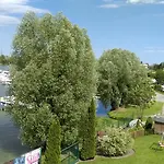 לינה וארוחת בוקר Dennis *