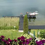 לינה וארוחת בוקר Dennis *