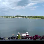 לינה וארוחת בוקר Dennis Mikołajki