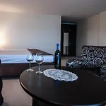 לינה וארוחת בוקר Dennis *