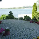 לינה וארוחת בוקר Dennis *