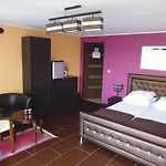 Dennis Bed & Breakfast *