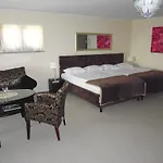 לינה וארוחת בוקר Dennis Mikołajki