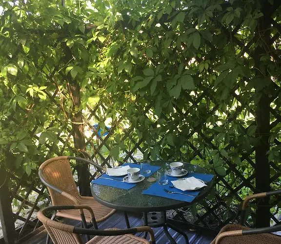 Dennis Bed & Breakfast *